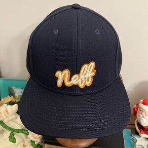 Men’s Neff small case cursive fitted SnapBack.